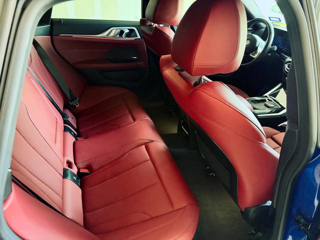 Rear bench of the BMW 430i with clean, conditioned red leather after the Gold detail