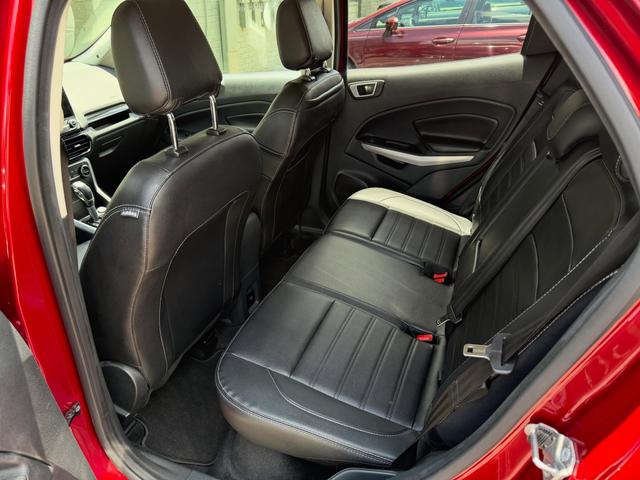 EcoSport rear bench seen from the driver-side door after the detail, with clean black leather and floor mats