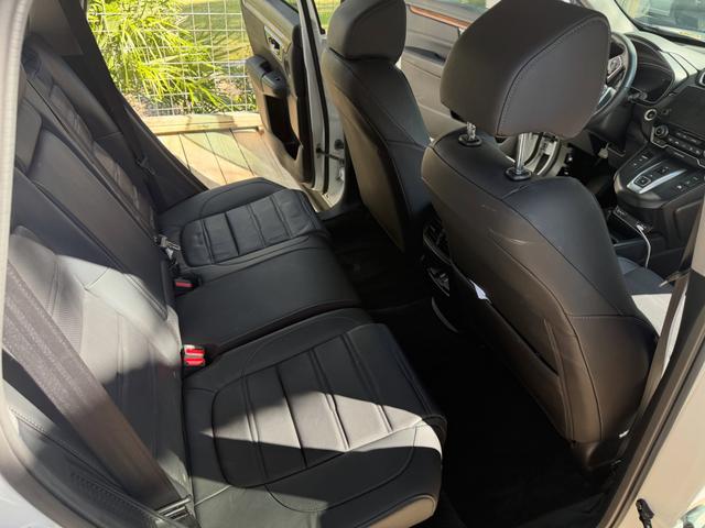 Rear seats of the white CR-V Hybrid after cleaning, with spotless black leather