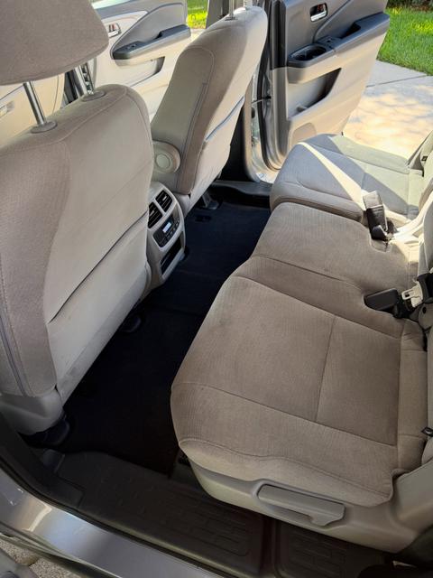 Second-row seats of the Honda Pilot after cleaning, with clean gray cloth